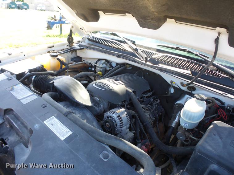 image for item DD2007 2005 Chevrolet Silverado 3500 flatbed pickup truck