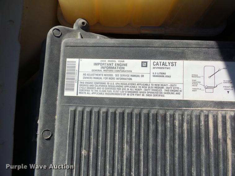 image for item DD2007 2005 Chevrolet Silverado 3500 flatbed pickup truck