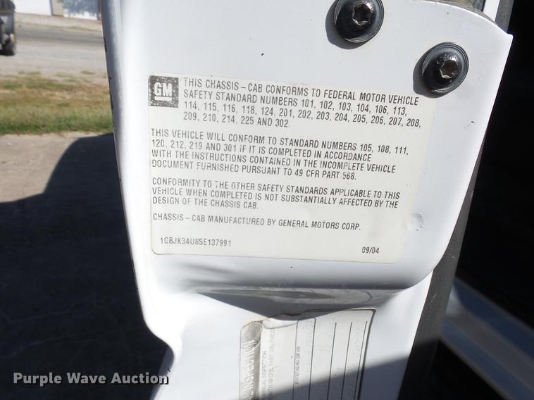 image for item DD2007 2005 Chevrolet Silverado 3500 flatbed pickup truck