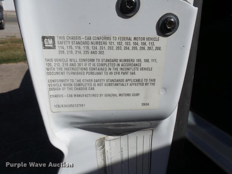 image for item DD2007 2005 Chevrolet Silverado 3500 flatbed pickup truck