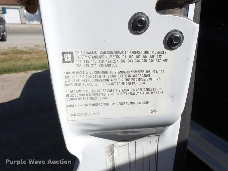 image for item DD2007 2005 Chevrolet Silverado 3500 flatbed pickup truck