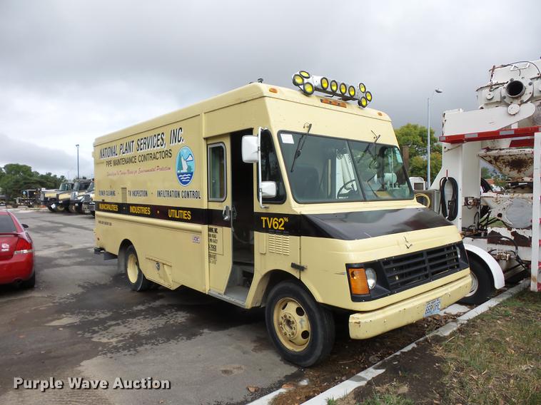 image for item DD2045 1996 Chevrolet P30 delivery truck