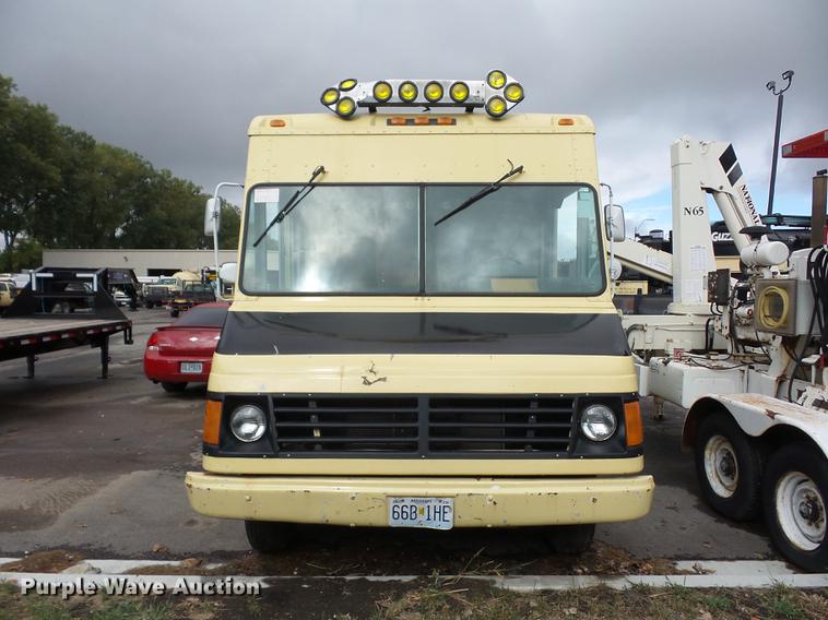 image for item DD2045 1996 Chevrolet P30 delivery truck