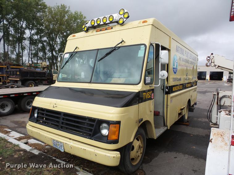 image for item DD2045 1996 Chevrolet P30 delivery truck