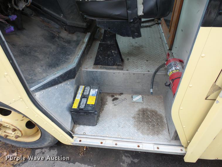 image for item DD2045 1996 Chevrolet P30 delivery truck