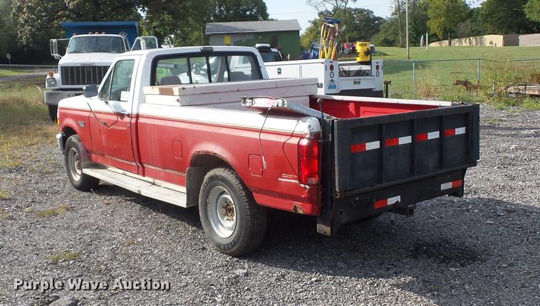 image for item DD2103 1992 Ford F250 HD pickup truck