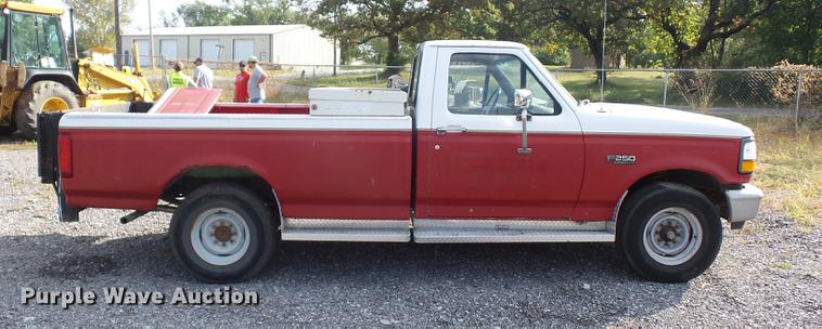 image for item DD2103 1992 Ford F250 HD pickup truck