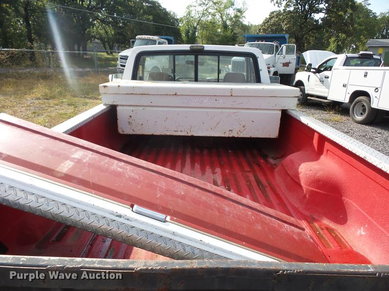 image for item DD2103 1992 Ford F250 HD pickup truck