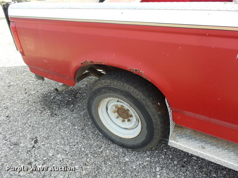 image for item DD2103 1992 Ford F250 HD pickup truck