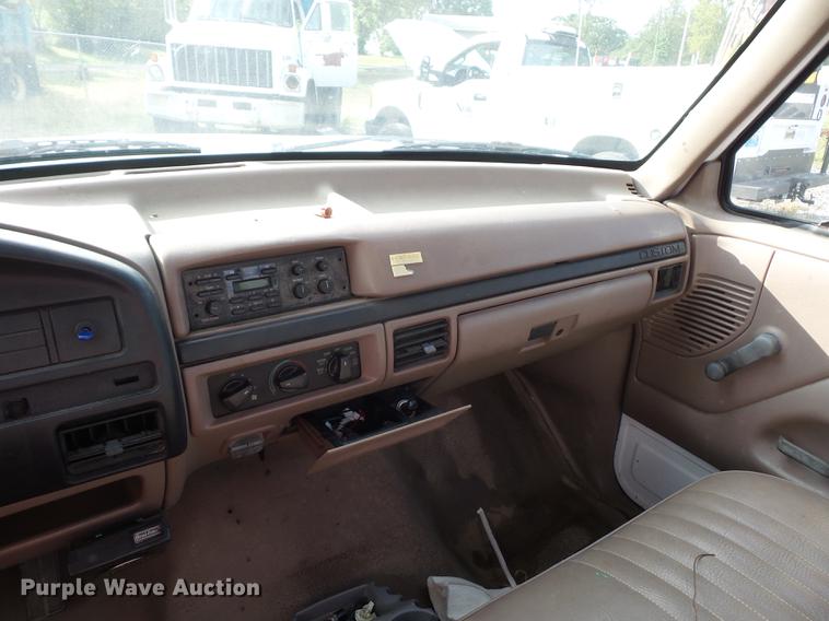 image for item DD2103 1992 Ford F250 HD pickup truck