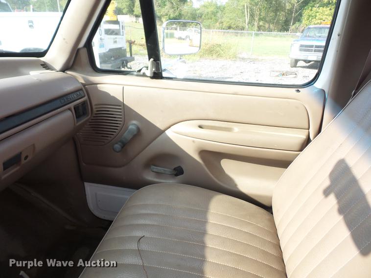 image for item DD2103 1992 Ford F250 HD pickup truck