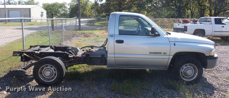 image for item DD2109 2002 Dodge Ram 2500 pickup truck cab and chassis