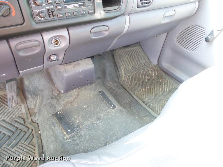 image for item DD2109 2002 Dodge Ram 2500 pickup truck cab and chassis