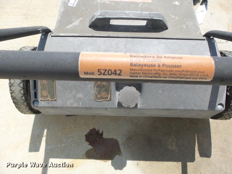 image for item DF9416 Floor sweeper