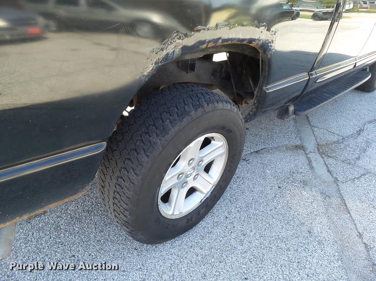 image for item DH9471 2004 Dodge Ram 1500 Quad Cab pickup truck