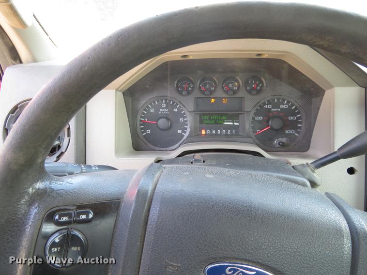 image for item DI9872 2009 Ford F250 Super Duty flatbed pickup truck