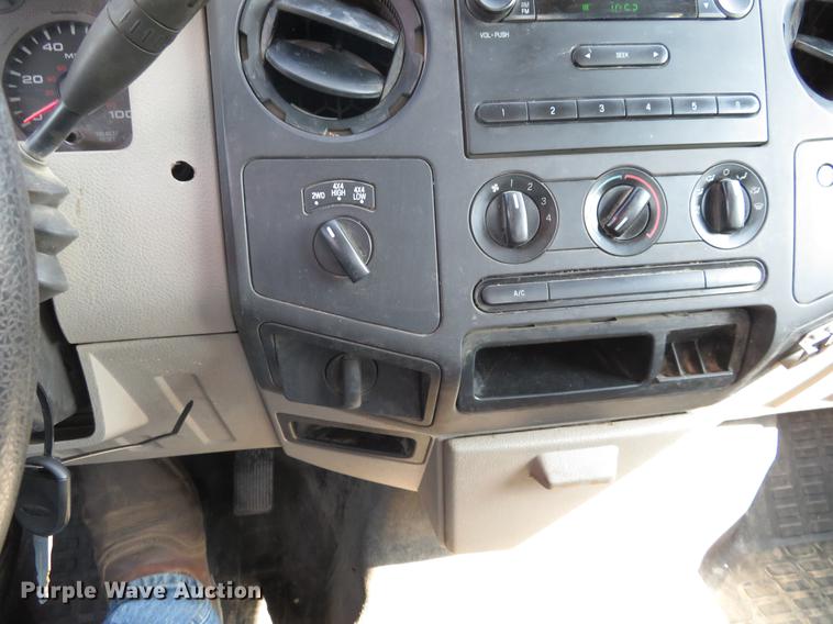 image for item DI9872 2009 Ford F250 Super Duty flatbed pickup truck