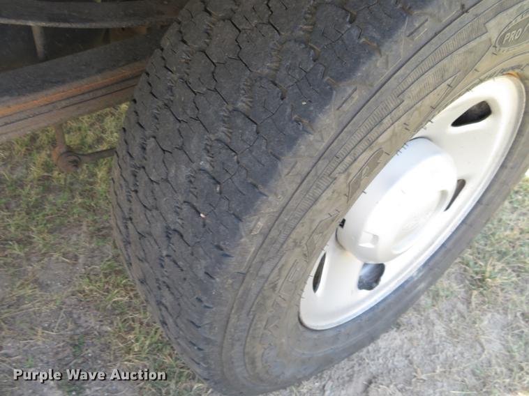 image for item DI9872 2009 Ford F250 Super Duty flatbed pickup truck