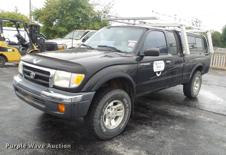 image for item DS9713 1999 Toyota Tacoma XtraCab pickup truck