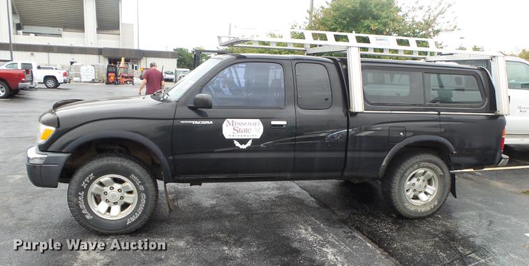 image for item DS9713 1999 Toyota Tacoma XtraCab pickup truck