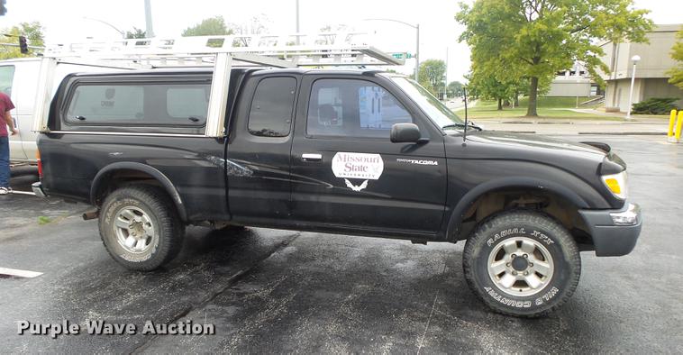 image for item DS9713 1999 Toyota Tacoma XtraCab pickup truck