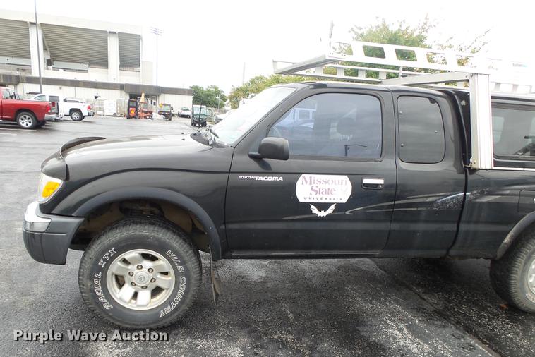 image for item DS9713 1999 Toyota Tacoma XtraCab pickup truck