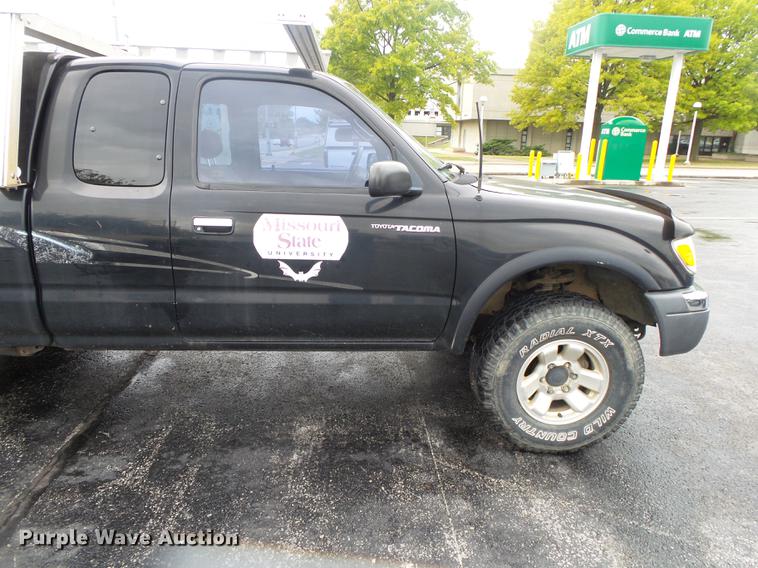 image for item DS9713 1999 Toyota Tacoma XtraCab pickup truck