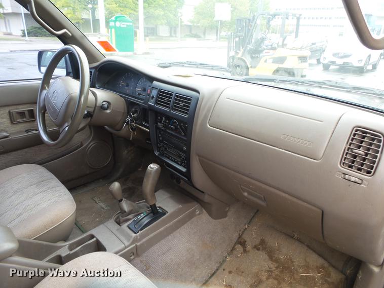 image for item DS9713 1999 Toyota Tacoma XtraCab pickup truck