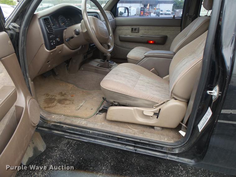 image for item DS9713 1999 Toyota Tacoma XtraCab pickup truck