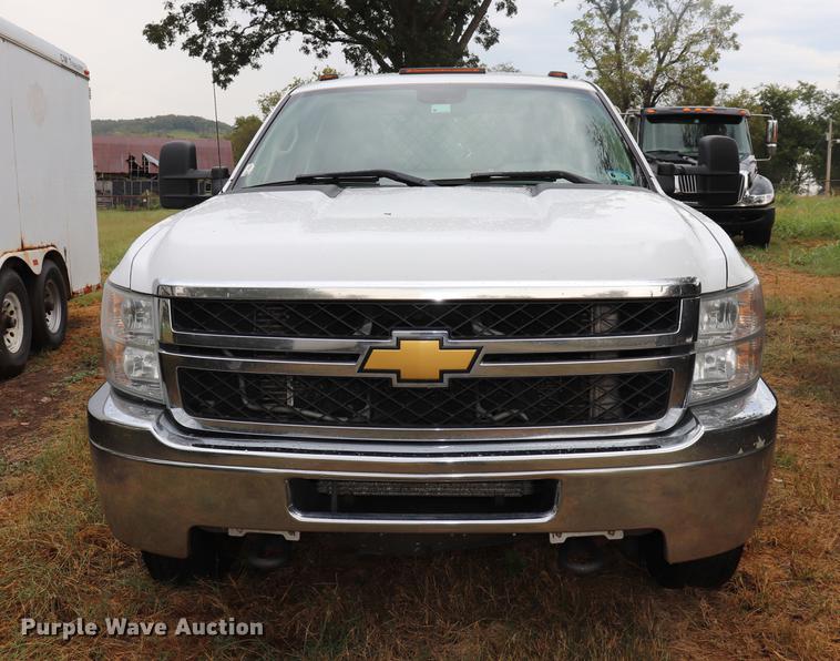 image for item ED9506 2012 Chevrolet Silverado 3500HD Crew Cab flatbed pickup truck