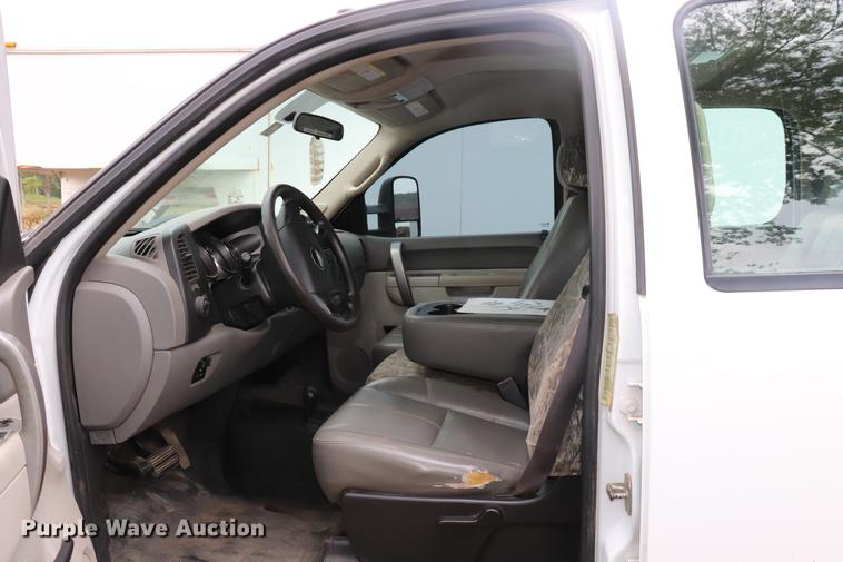 image for item ED9506 2012 Chevrolet Silverado 3500HD Crew Cab flatbed pickup truck