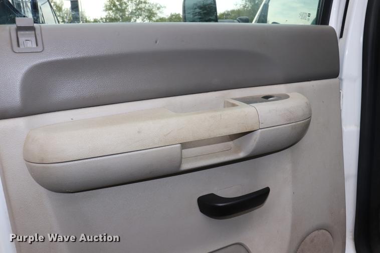 image for item ED9506 2012 Chevrolet Silverado 3500HD Crew Cab flatbed pickup truck