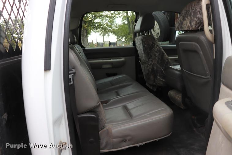 image for item ED9506 2012 Chevrolet Silverado 3500HD Crew Cab flatbed pickup truck