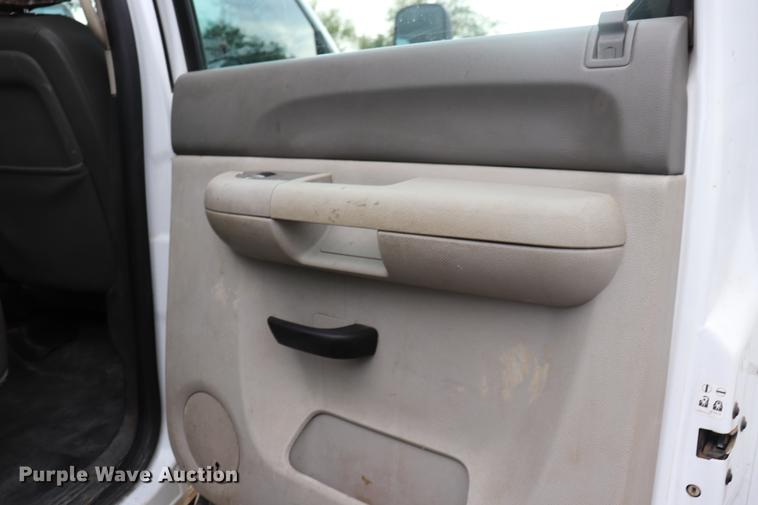 image for item ED9506 2012 Chevrolet Silverado 3500HD Crew Cab flatbed pickup truck