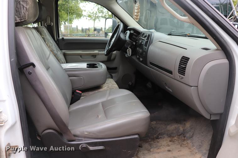 image for item ED9506 2012 Chevrolet Silverado 3500HD Crew Cab flatbed pickup truck