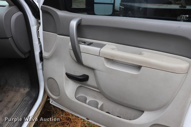 image for item ED9506 2012 Chevrolet Silverado 3500HD Crew Cab flatbed pickup truck