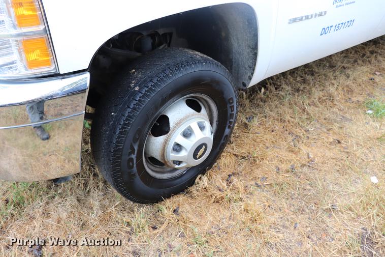 image for item ED9506 2012 Chevrolet Silverado 3500HD Crew Cab flatbed pickup truck