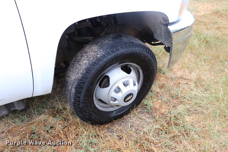 image for item ED9506 2012 Chevrolet Silverado 3500HD Crew Cab flatbed pickup truck