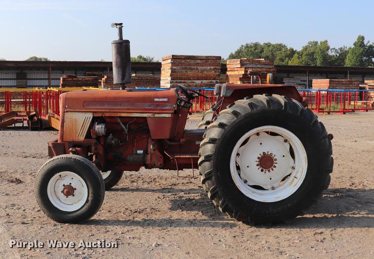 image for item ED9518 International 674 tractor