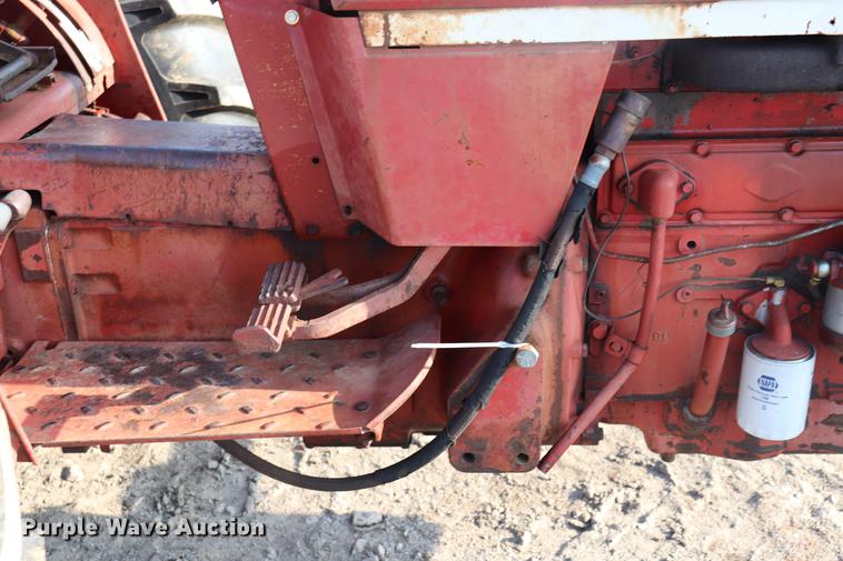 image for item ED9518 International 674 tractor