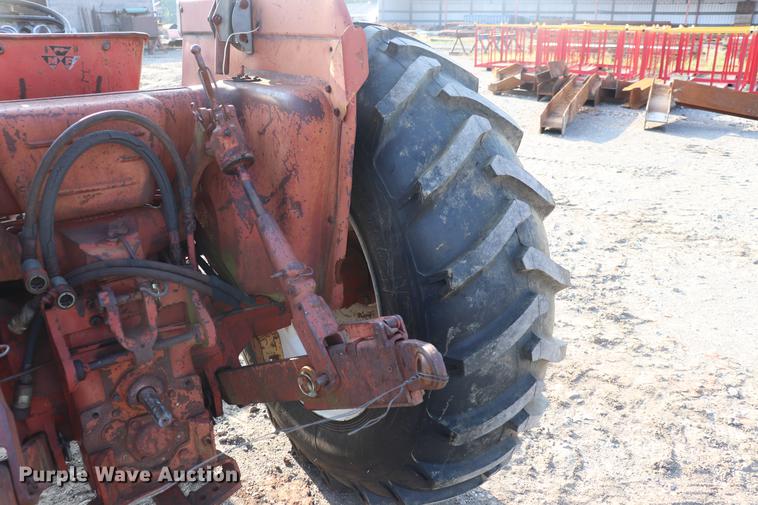 image for item ED9518 International 674 tractor