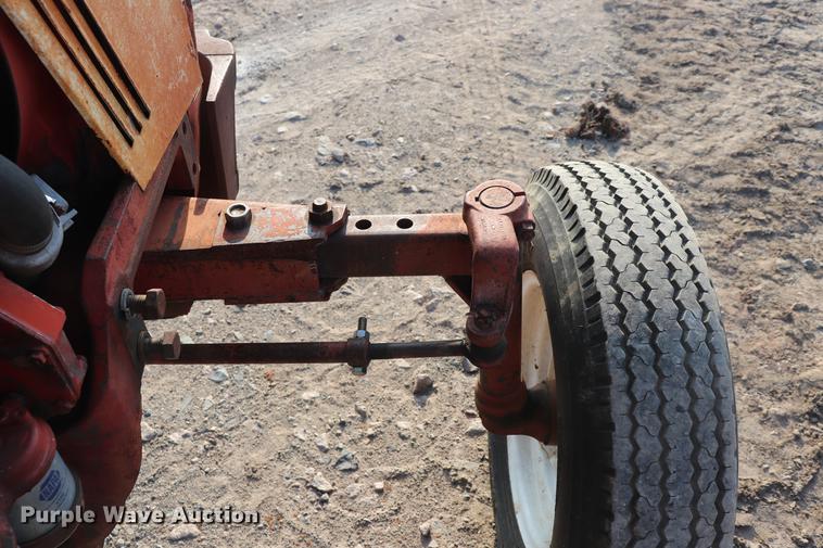 image for item ED9518 International 674 tractor