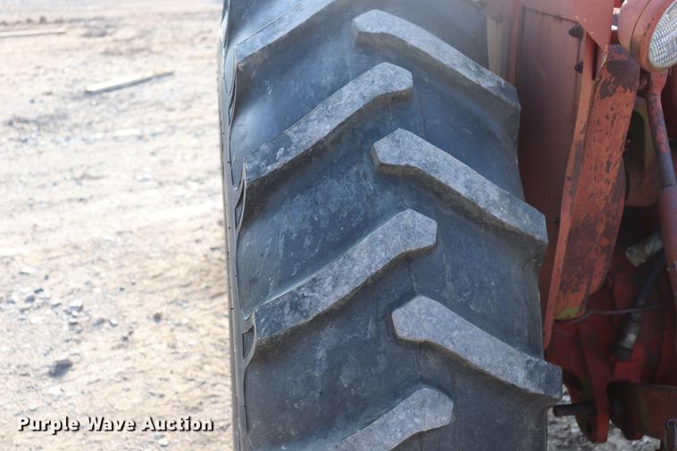 image for item ED9518 International 674 tractor