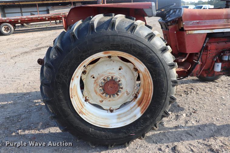 image for item ED9518 International 674 tractor