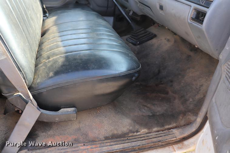 image for item ED9520 1996 Ford F450 Super Duty flatbed truck