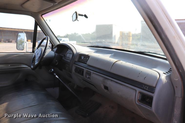 image for item ED9520 1996 Ford F450 Super Duty flatbed truck