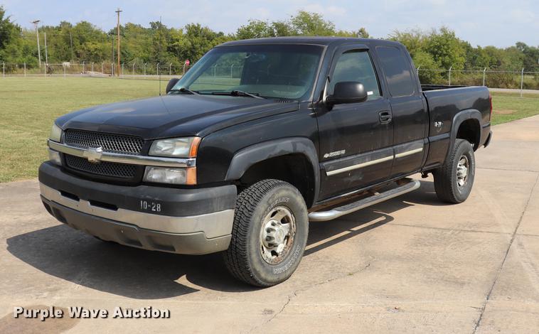 image for item ED9536 2004 Chevrolet Silverado 2500HD Ext. Cab pickup truck