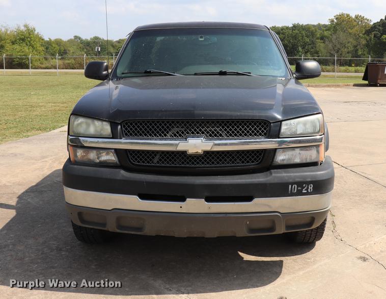 image for item ED9536 2004 Chevrolet Silverado 2500HD Ext. Cab pickup truck