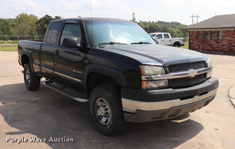 image for item ED9536 2004 Chevrolet Silverado 2500HD Ext. Cab pickup truck