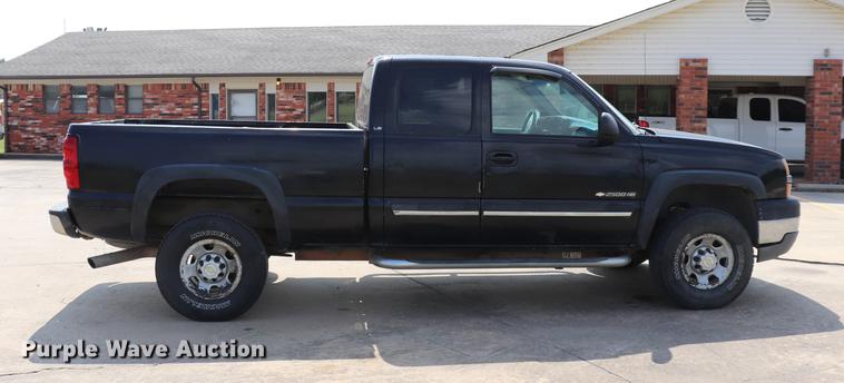 image for item ED9536 2004 Chevrolet Silverado 2500HD Ext. Cab pickup truck